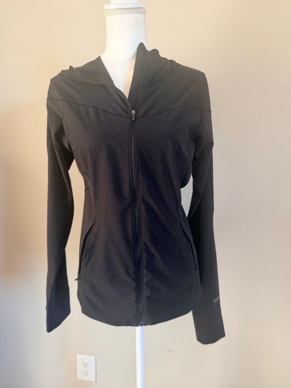 Lululemon stretchy Mist hooded Windbreaker Black water repellent size 6 women's - Picture 5 of 15